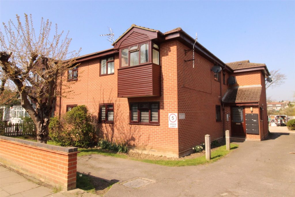 Manchester Drive, Leigh-on-Sea, Essex, SS9 3EU